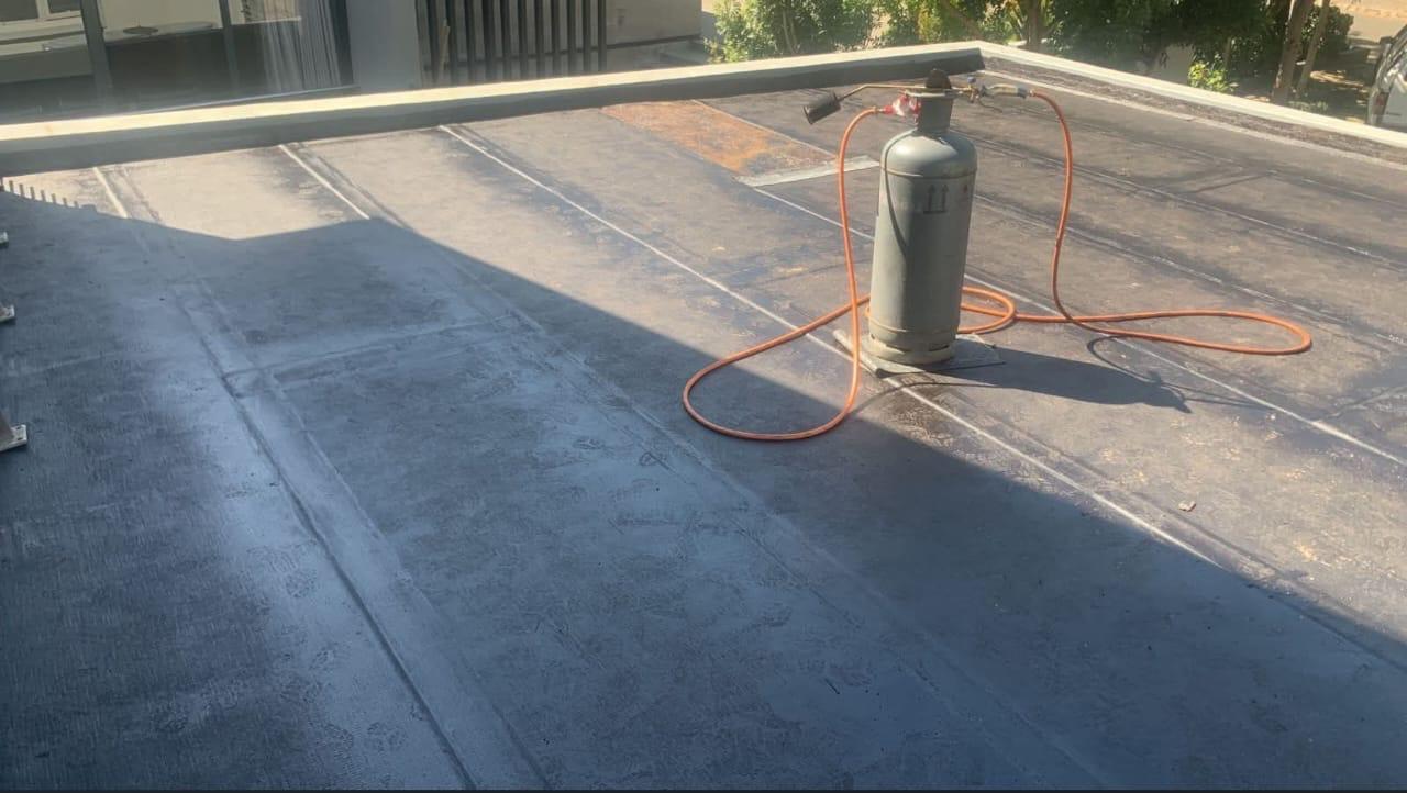 Flat roof waterproofing with torch-on membrane