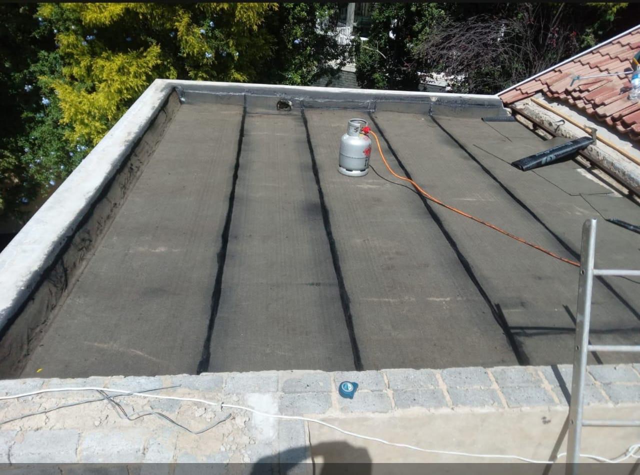 Flat roof bitumen base layer installation